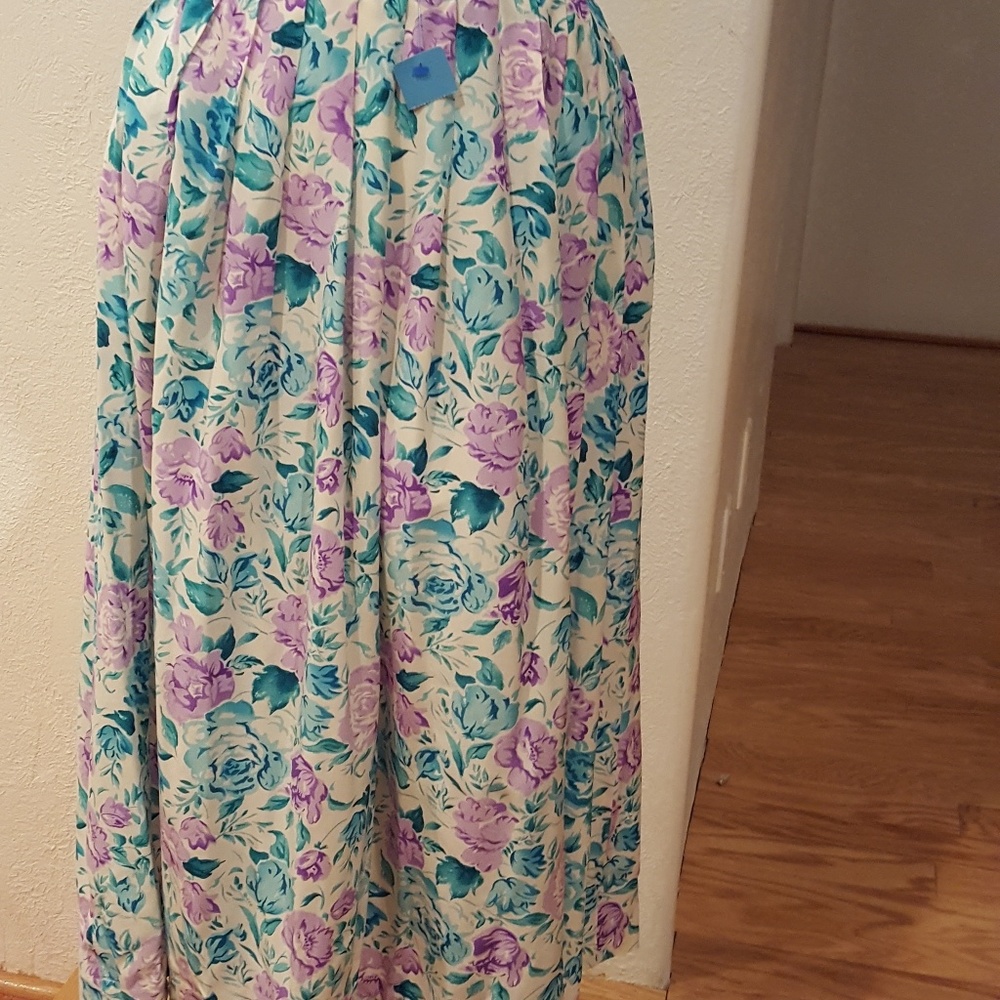 New Jones New York 100% silk floral skit